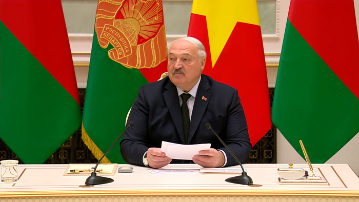 Лукашенко: надо возобновить поставки во Вьетнам карьерной техники, грузовиков и тракторов «Беларус»